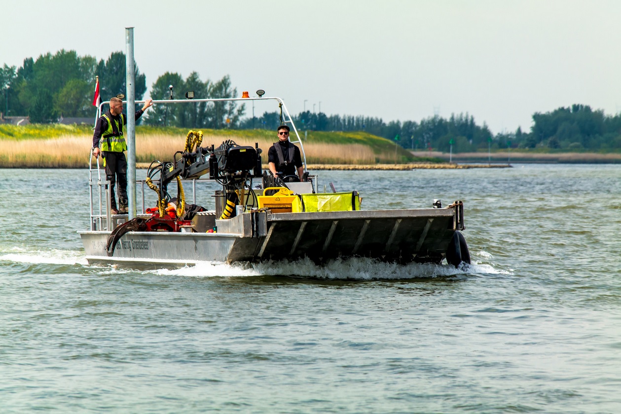 AluminiumJon.nl - Werkboot van 12 meter met kraan en boegklep