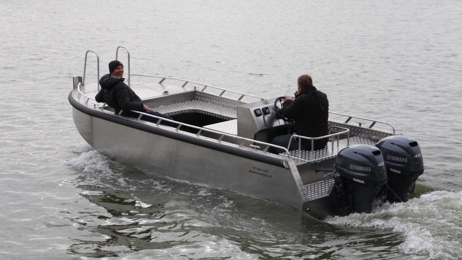 AluminiumJon.nl-Scuba 600-steering console in the middle and 2x 40 hp Yamaha outboard Motors