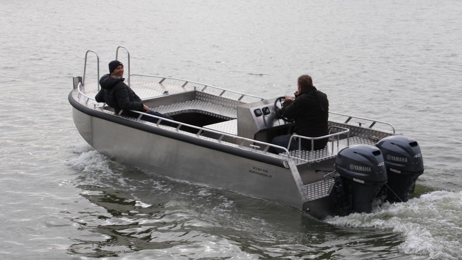 AluminiumJon.nl - Scuba 600 - Stuurconsole in het midden en 2x 40 pk Yamaha buitenboordmotoren